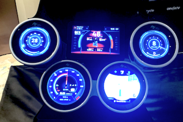 眾福科「特殊車輛」應用含戶外情境、重機圓型顯示螢幕 by verkita