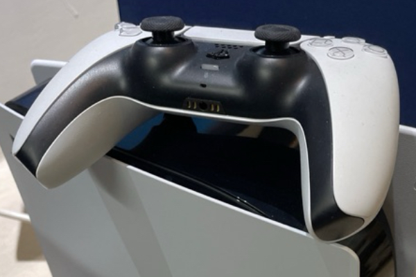 PS5 光碟版主機與搖桿 久昌頻送樣、2D霍爾IC攻滑鼠，3D IC看車載與家電2024Apr(增)