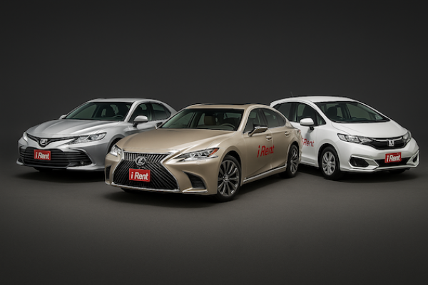 紅色iRent車標汽車展示(黑光背景) 和運租車 iRent、中古車業務利潤好 Sep 2025(增)