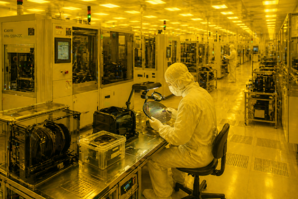 耀穎光電，為客戶重佈線層(RDL) 代工與 Laser submount（高功率雷射二極體設計的封裝基座） 耀穎晶圓級光學薄膜，自動化效率提升 Apr.2026
