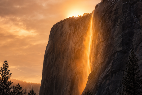 優勝美地 Horsetail Fall 火焰瀑布」在夕陽映照時、流淌如金色流沙水流 上市櫃訂閱：9/1 英特磊、亞德客、兆聯、新代 / 貿聯 / 倍利科 / 聯鈞
